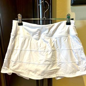 Lululemon tennis/golf skirt ! Excellent condition! Size 4